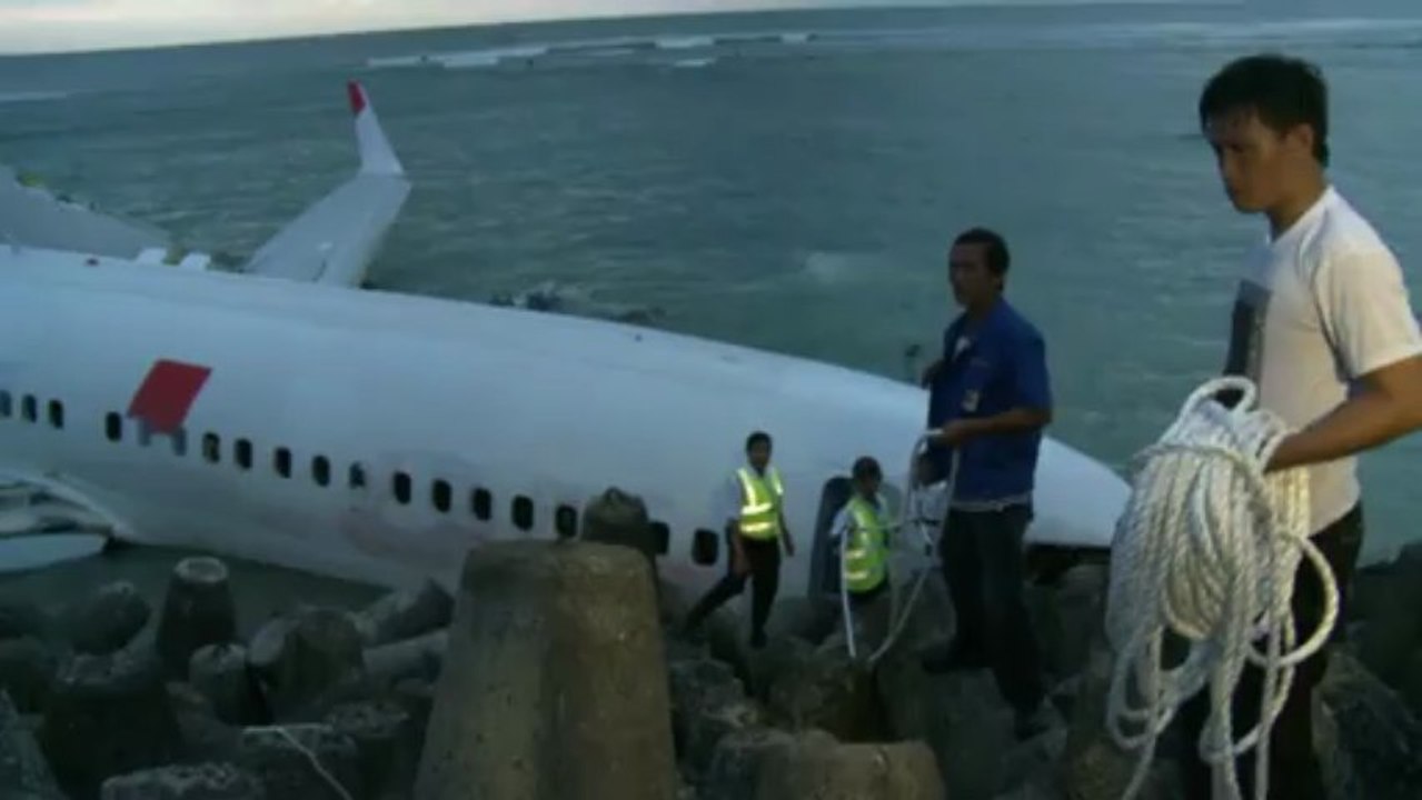 Bali team uses crane to salvage jet wreckage