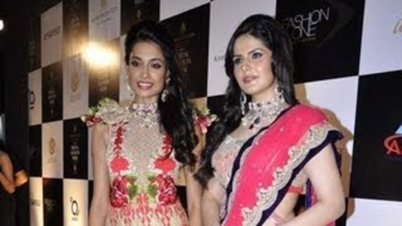 Zarine Khan & Sarah Jane Walks The Ramp @ Aamby Valley India Bridal Fashion Week 2012 !