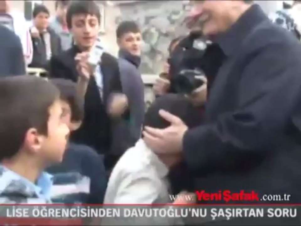 Lise öğrencisinden Davutoğlu'nu şaşırtan soru