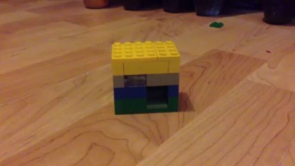 Mini machine en lego à distribuer un mini paquet de bonbon