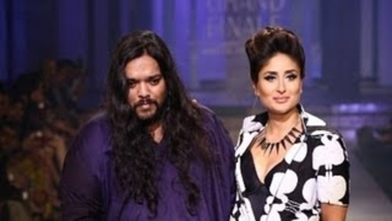 Kareena Kapoor Showstopper   Lakme Fashion Week - Winter Festive 2012