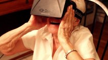 Granny testing Oculus Rift / Старушка тестирует Oculus Rift