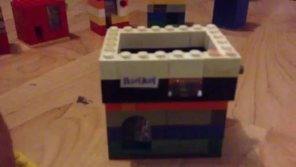 Machine en lego qui distribue des mini paquet de bonbon.