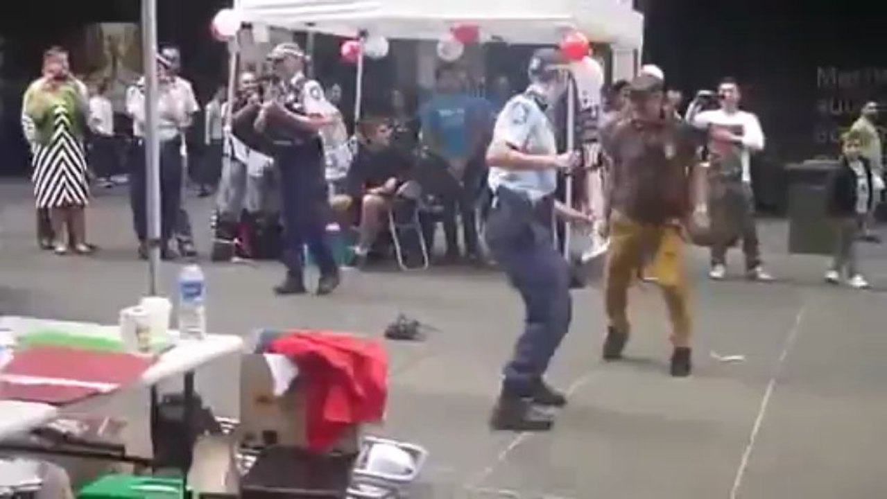 Cet homme en train de danser a été rejoint par une policière