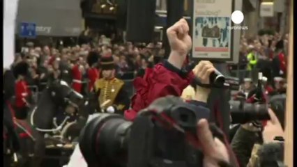 Estudiantes británicos dan la espalda al cortejo...