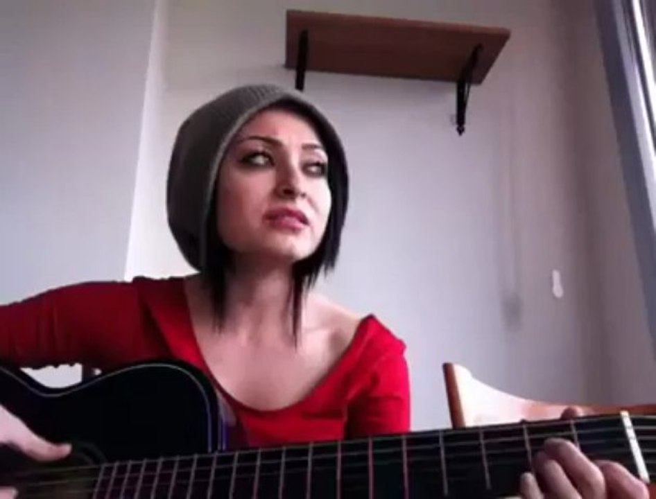 Esra Esgil - Omuzumda Ağlayan Bir Sen