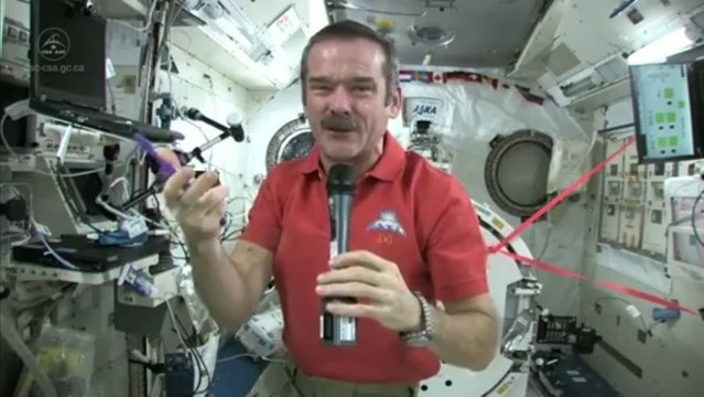 Un astronauta muestra cómo debe cepillarse los dientes en el espacio