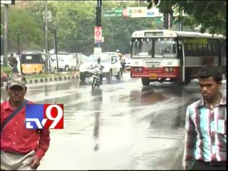 Unseasonal rains cause traffic jams in Hyderabad