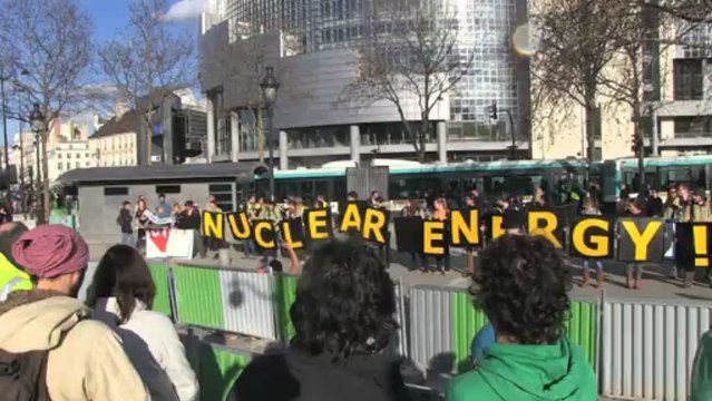 Paris: une chaine humaine pour sortir du nucléaire