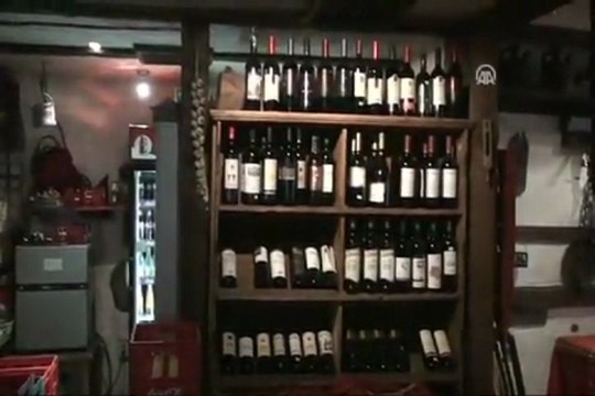 Osmanlı camisinin bahçesinde içki servisi