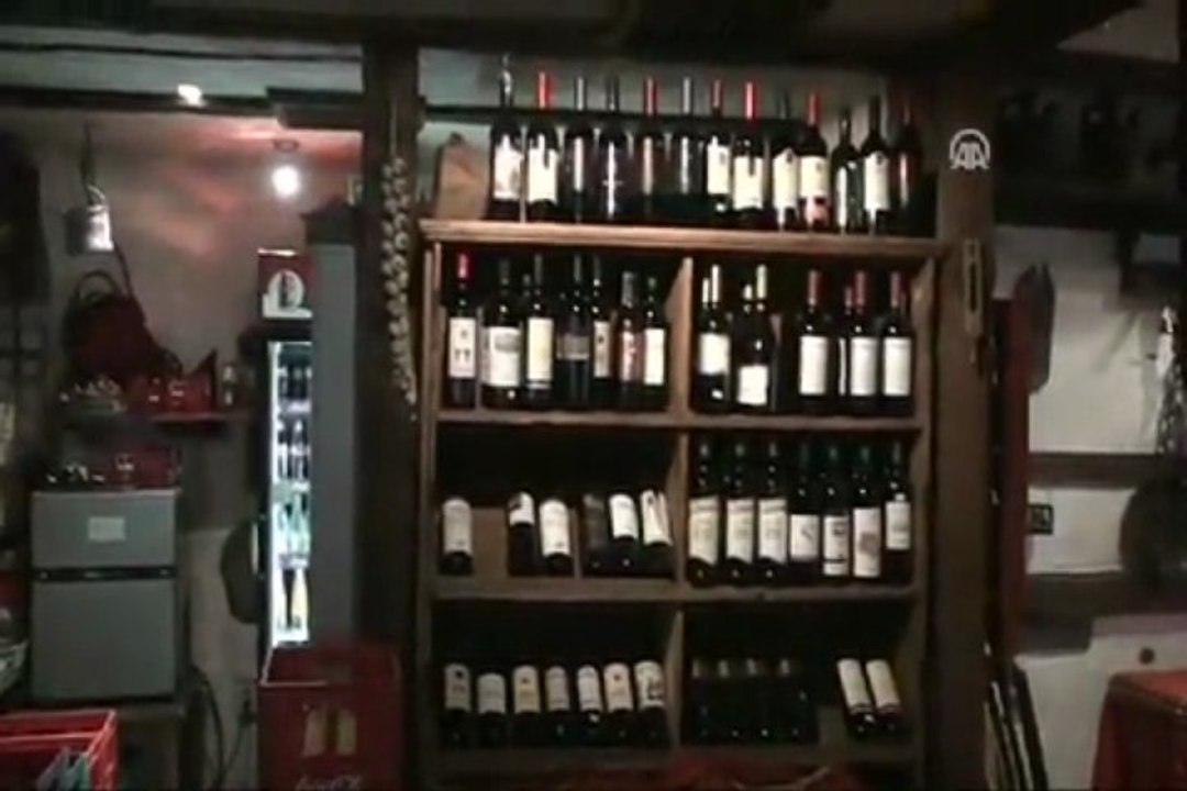 Osmanlı camisinin bahçesinde içki servisi