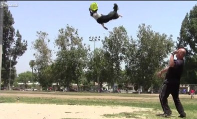Surf, skate, saut : ce chien sait tout faire !