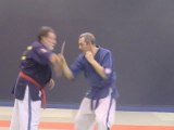 Exercice de défense contre couteau par Jean-Paul BINDEL, Hanshi