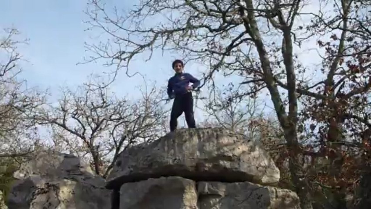 Maël Travolta (!?) : échauffement avant escalade sur blocs à Casteljau