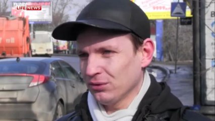 Il attend une fille pendant 2 mois à l'arrêt de bus