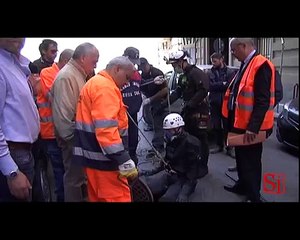 Napoli - Coppa America, polizia e carabinieri controllano le fogne (18.04.13)