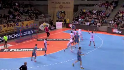 Le Chambérien Cyril Dumoulin réalise un superbe arrêt face au Toulousain Pierrick Chelle  lors de la 21e journée de D1