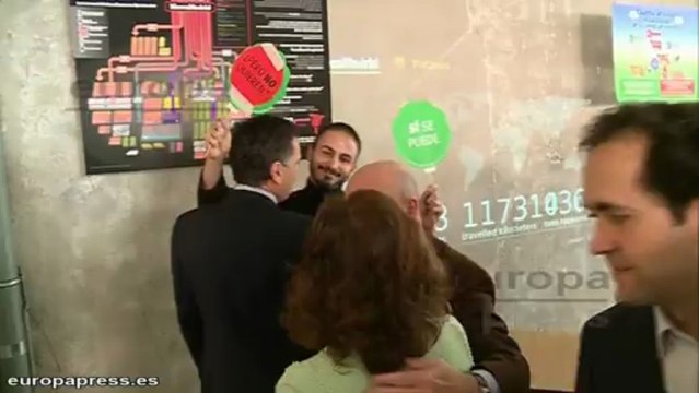 Cuatro jóvenes 'increpan' a Botella durante un acto