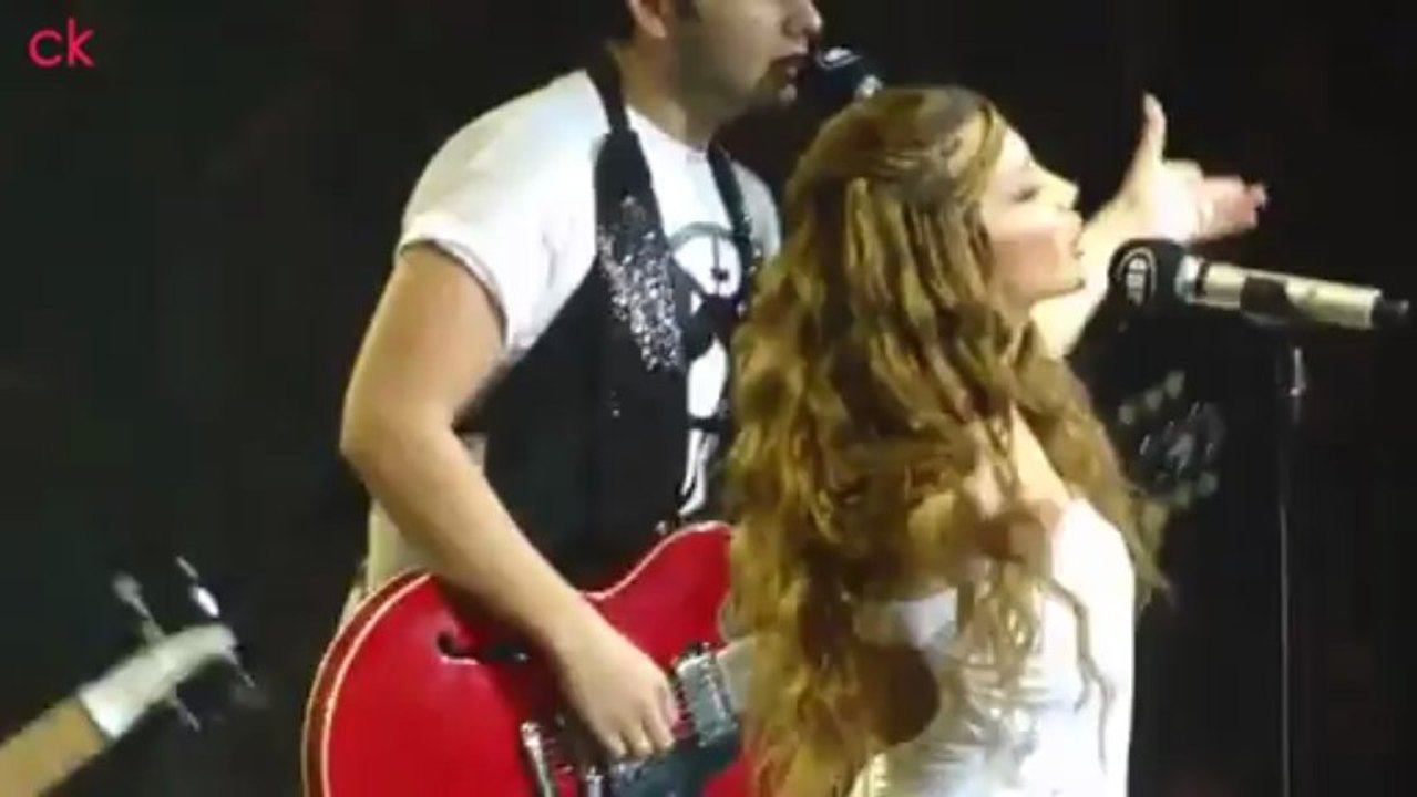 Paola & Melisses - Krata Me - Ena Tragoudi Pes Mou Akoma Madwalk 2013