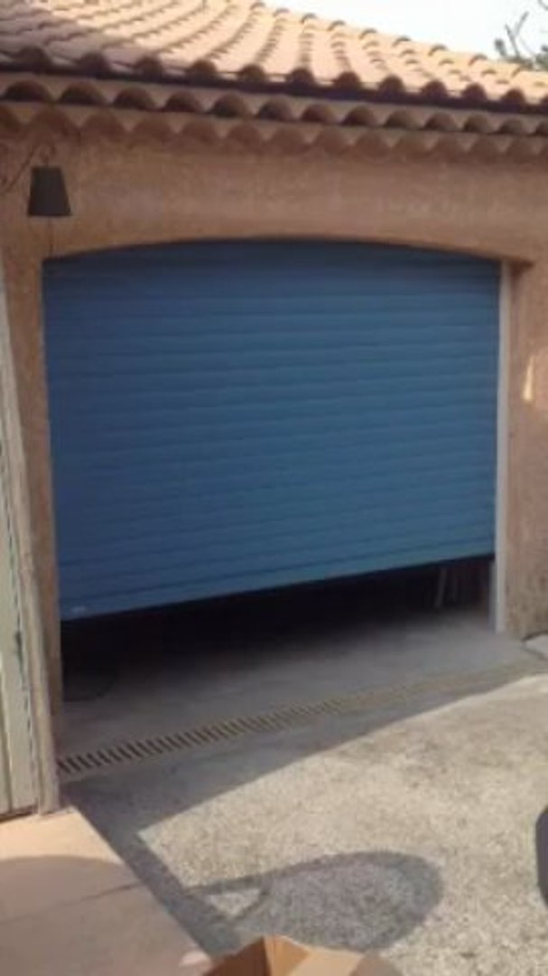 Porte de garage Euroulable Bleu lavande motorisée, posée par APG Accès  Portes de Garage - Vidéo Dailymotion