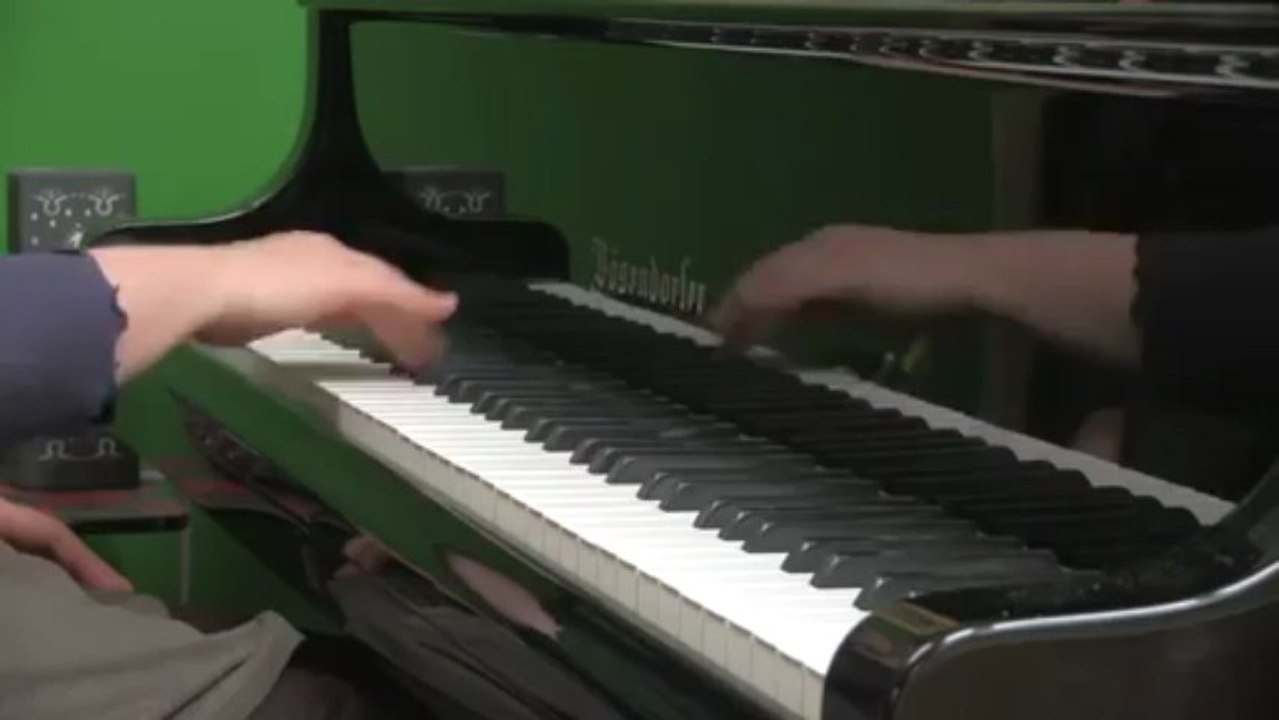 Pianista venezolana Gabriela Montero, toca el Himno Nacional al ritmo de las cacerolas