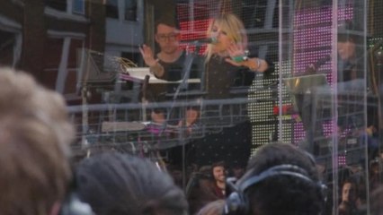 Singer Little Boots makes little noise at a silent gig