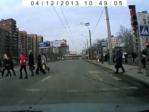 Un conducteur aide deux hommes ivres