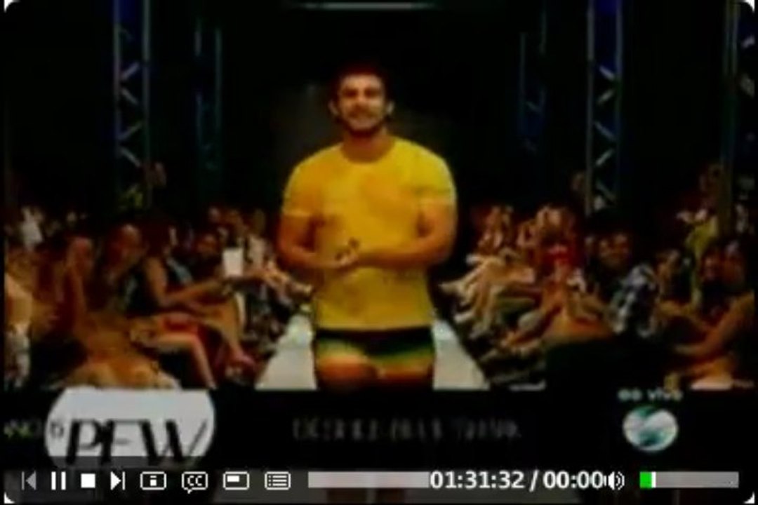 Eli abre o desfile da Blue Shark no PFW 19/04