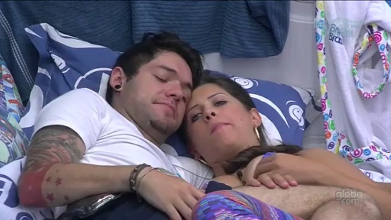 Andressa e Nasser trocam beijinhos e chamegos no Quarto Brechó