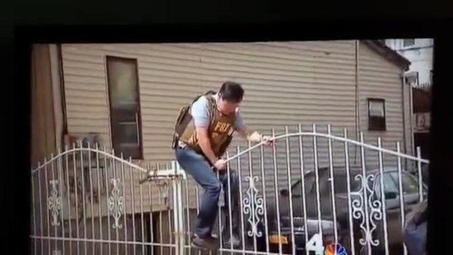 Agent du FBI franchit un portail FAIL