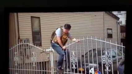 Agent du FBI franchit un portail FAIL