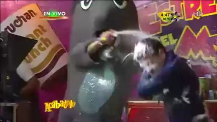 El Delfín ataca a Hugo Santos