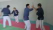 Exercice de défense contre couteau par deux élèves à Jean-Paul BINDEL, Hanshi