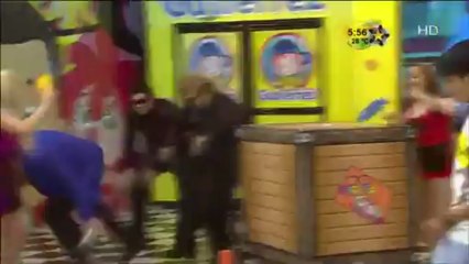 Mario Bezares trata de abrir la caja y lo empujan