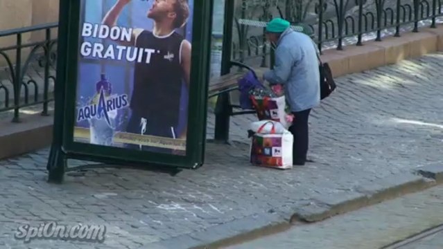 Un homme cri tout seul dans la rue