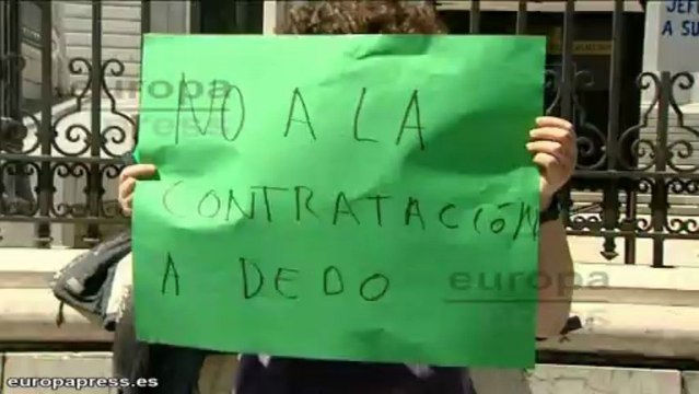 Profesores interinos se encierran en La Almudena