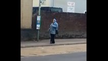 Femme danse à l'arrêt de bus