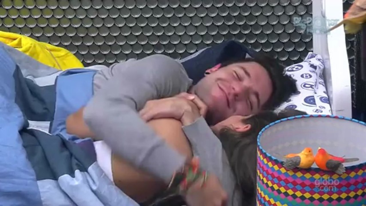 Nasser e Andressa trocam beijos no Quarto Brechó