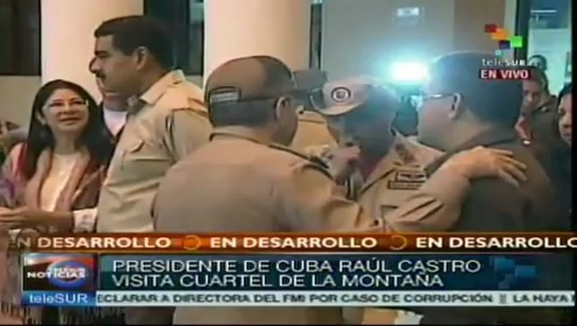 Visita Raúl Castro mausoleo de Hugo Chávez