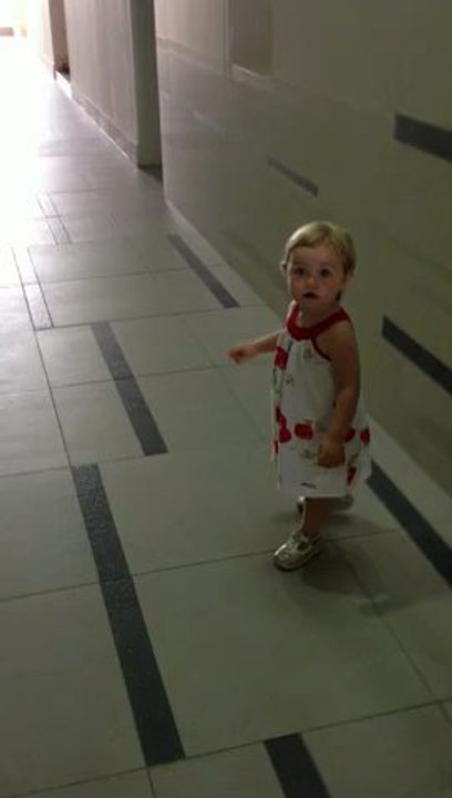 Gabrielle dans l'ascenseur
