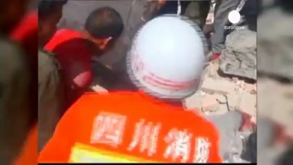 Скачать видео: Terremoto in Cina: soccorritori cercano sopravvissuti