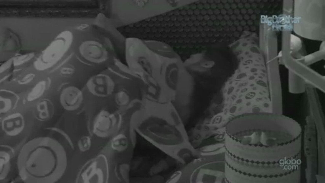 Clima quente! Nasser e Andressa brincam na cama