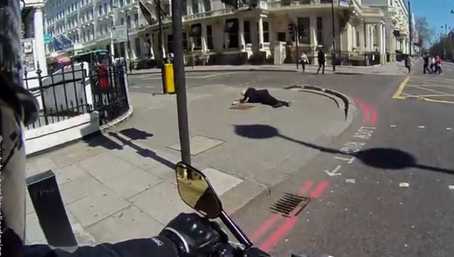 Un motard aide un vieil homme à se relever