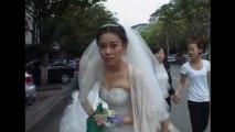 Chinese journalist reports on quake in wedding dress
