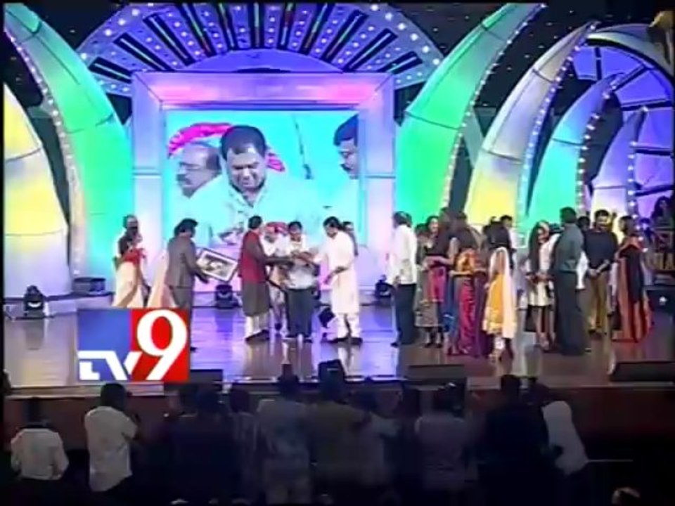 S.S. Taman receives 'Best Music Director' award in TSR - Tv9 Film Awards