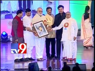 Raghavender Rao accepts award for Best Director of the Millenium