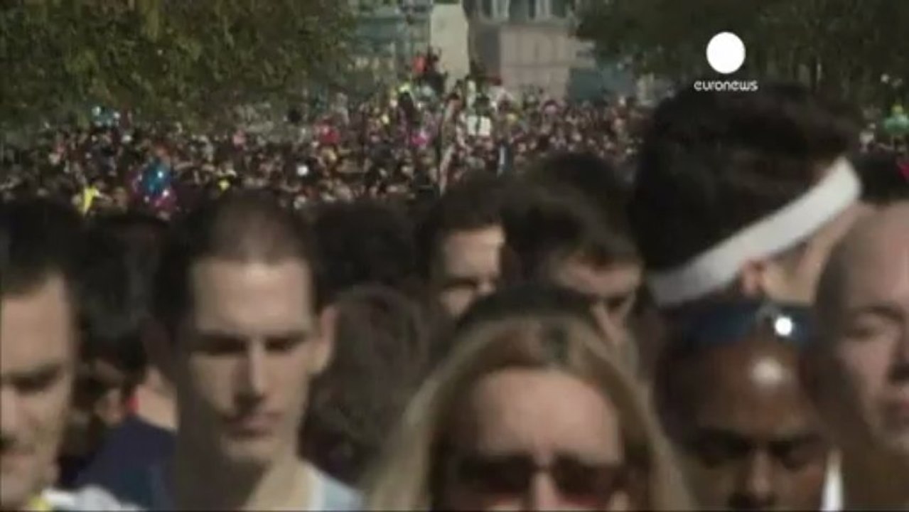 London Marathon runners honour Boston victims