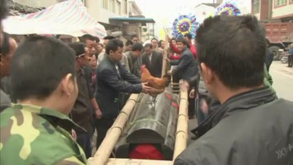 Chine: les pleurs d'un père dont le fils est mort dans le séisme