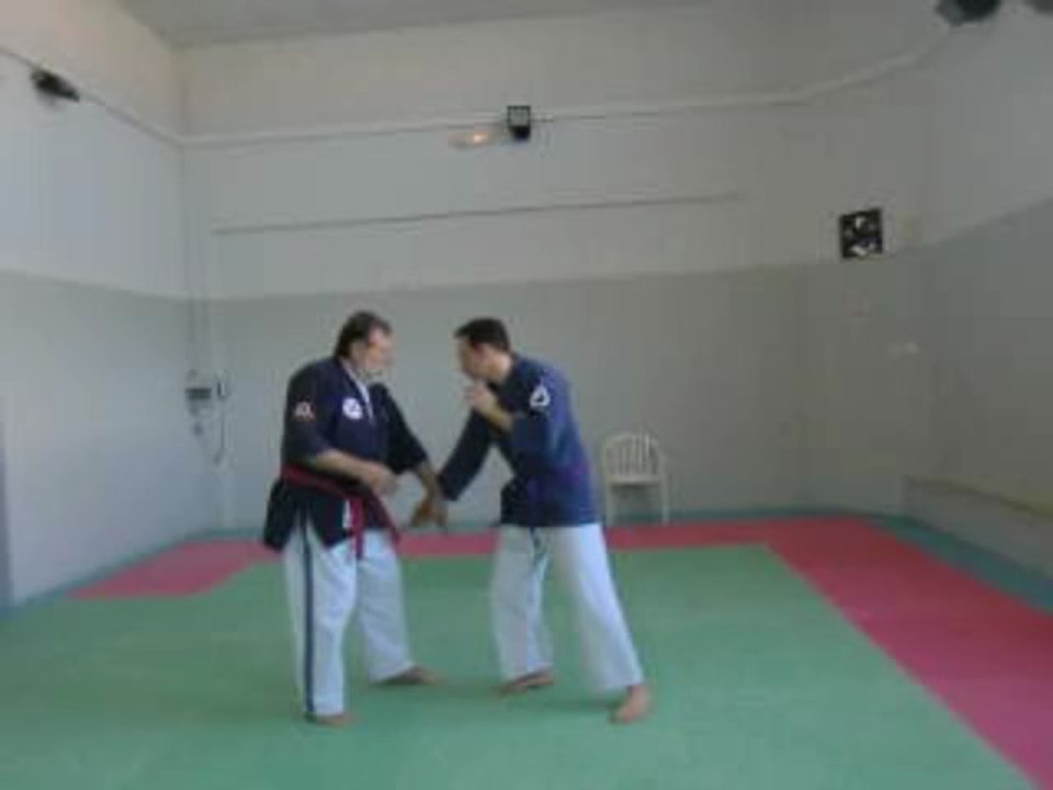 Défense contre attaque au couteau lors d'un stage de Kyusho-Jitsu par Jean-Paul Bindel