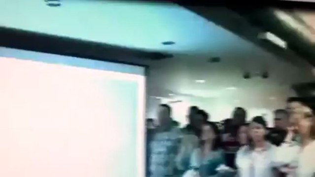 Ministro Ricardo Molina se dirige a trabajadores opositores